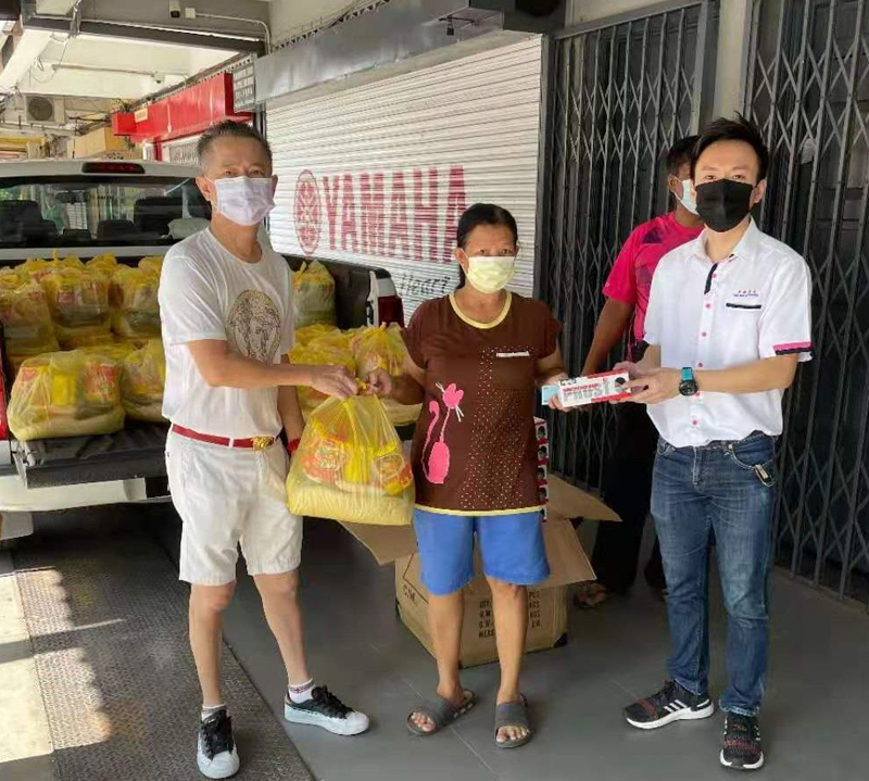 关怀生活陷困家庭 林永源再行善派救济品